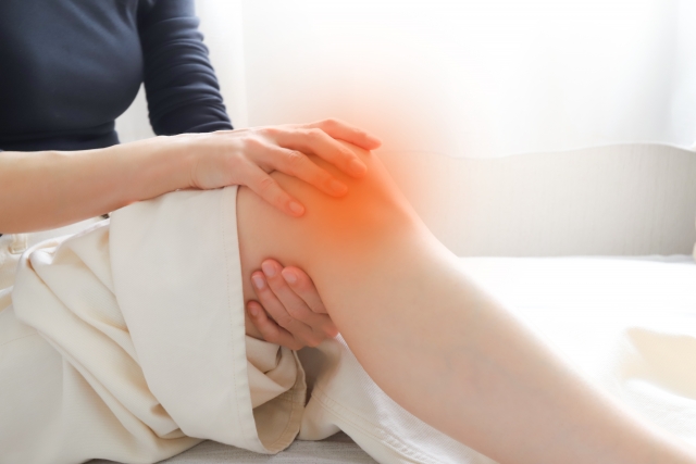 膝の痛みと骨盤の関係を説明する整体師のイメージ