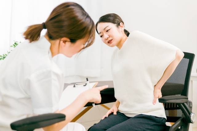 骨盤の歪み相談中の女性の画像