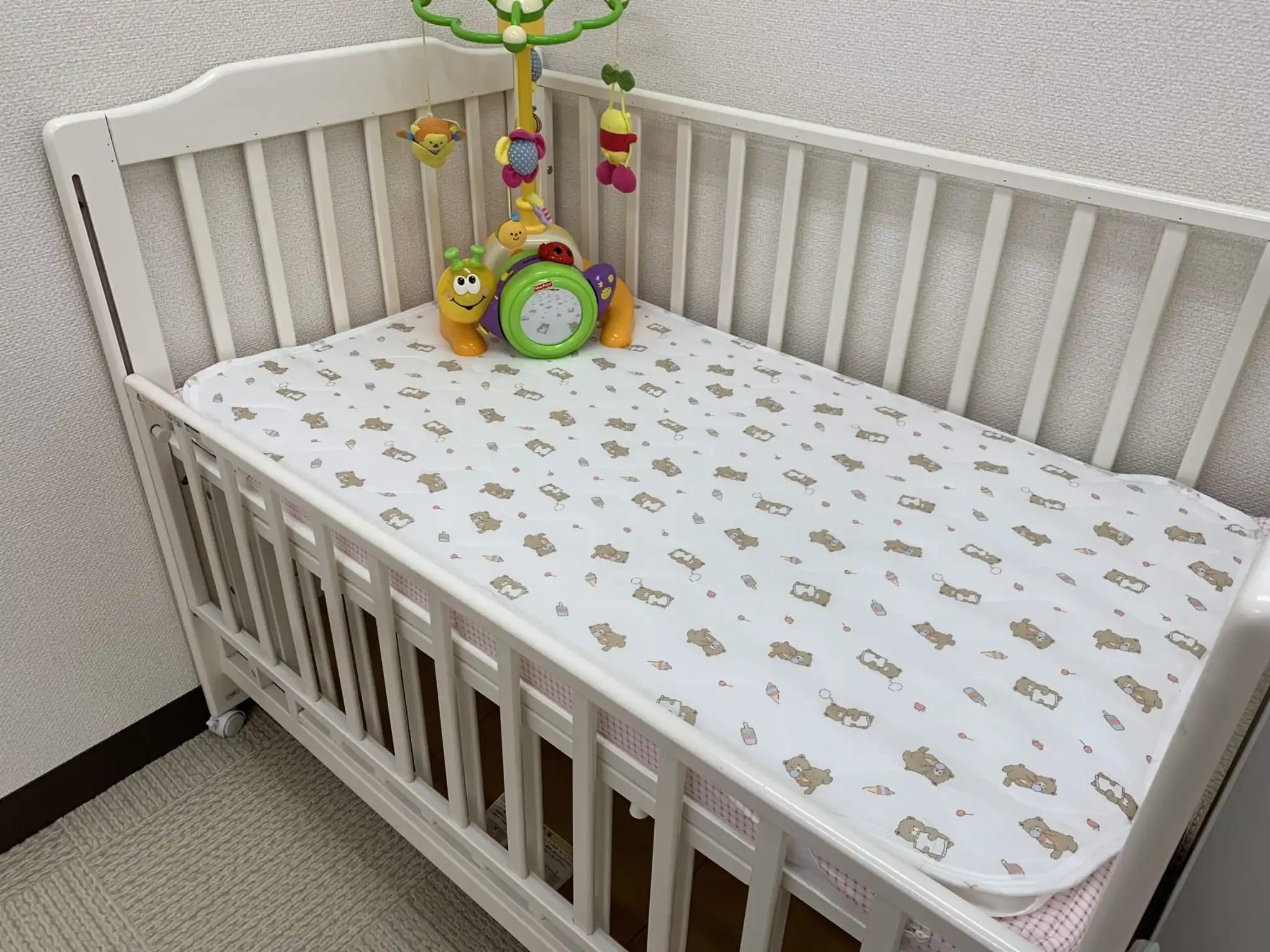 院内に用意されたベビーベッド｜託児対応がある産後骨盤矯正